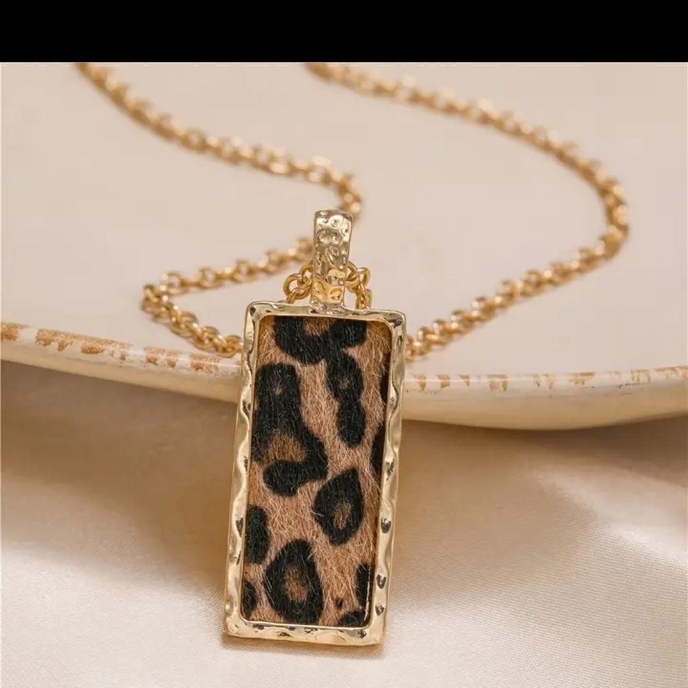 Leopard Rectangle Necklace - Picture 5 of 5